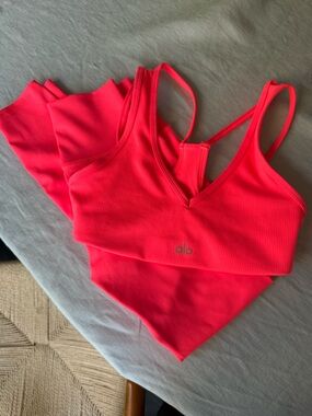Alo Women’s Neon Pink Ribbed Sports Bra and Leggings SET XS/XXS